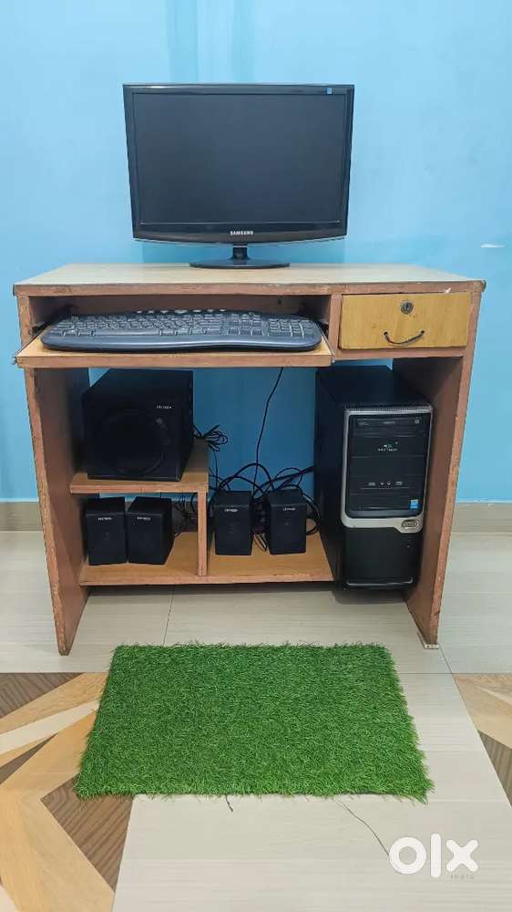 Assembled PC with table and 4 speakers in good condition