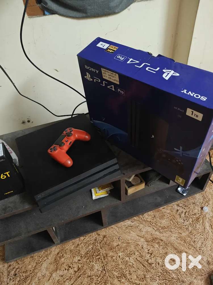 PS4 pro 1tb with box