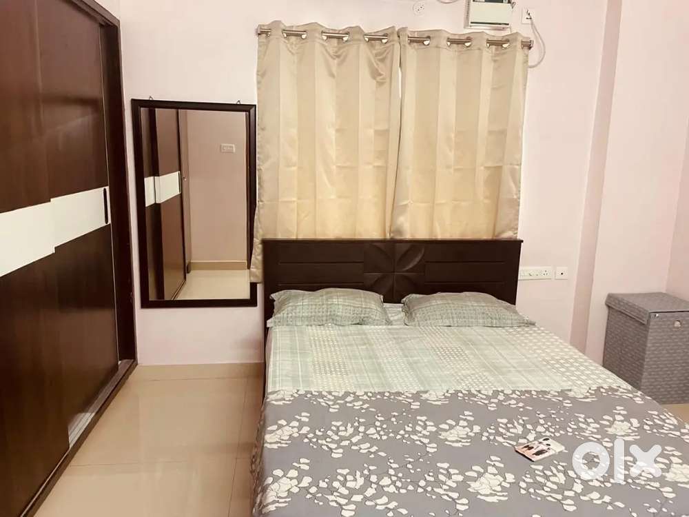 Queen size hydraulic bed with mattress