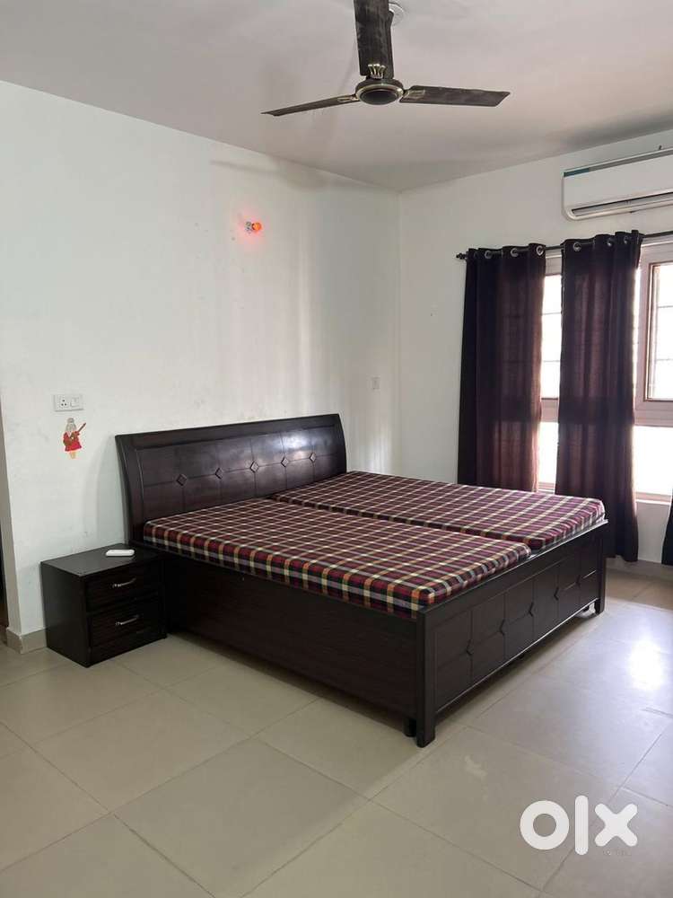 One room available in 2bhk flat