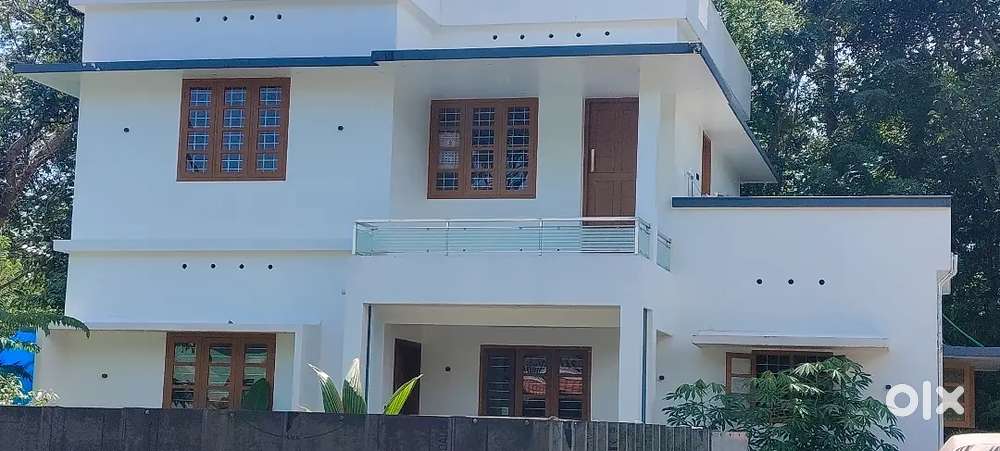 KVM ഹോസ്പിറ്റലിൽ കിഴക്കുവശം മൂന്നു ബെഡ്റൂം കൂടിയ പുതിയ വീട് 60 ലക്ഷം