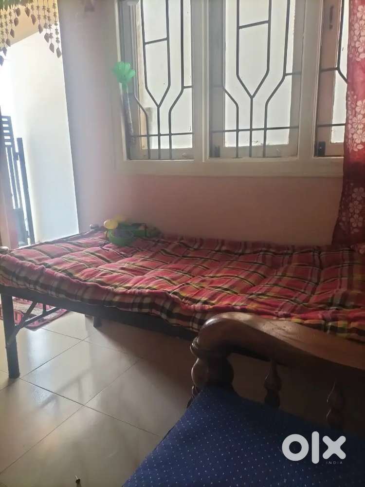 Sharing room' with  me   only ladie who is single