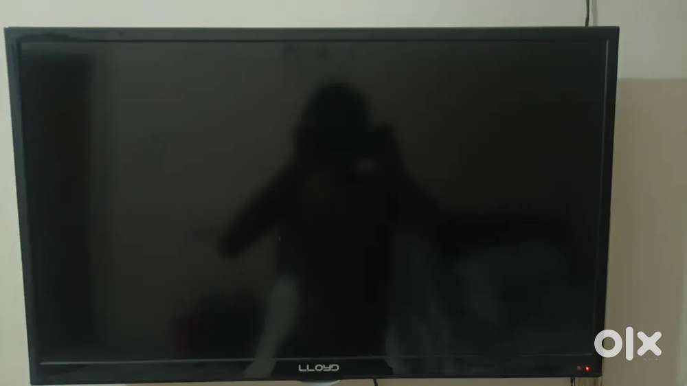 It's LLOYD samrt tv  32inc good condition no problems with the tv...