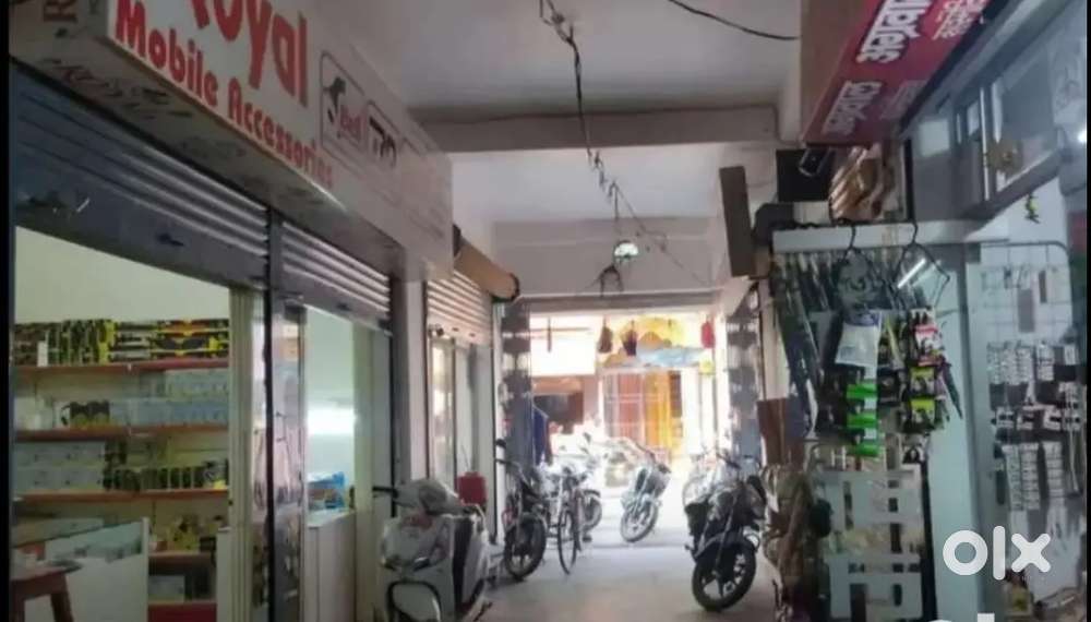 Chowk Azamgarh me Dukan Khali hai