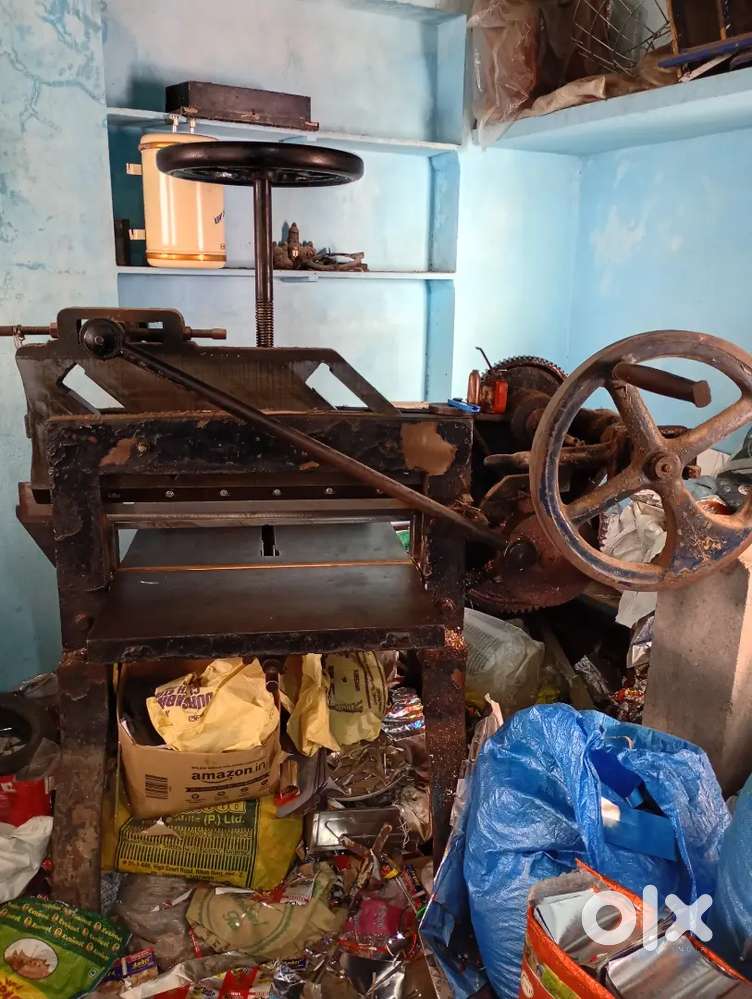 Paper cutting machine