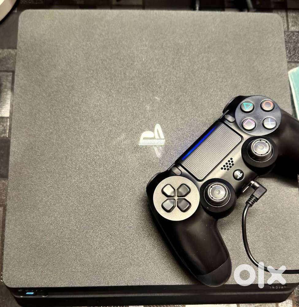 PS4 Slim new condition 1TB JET BLACK