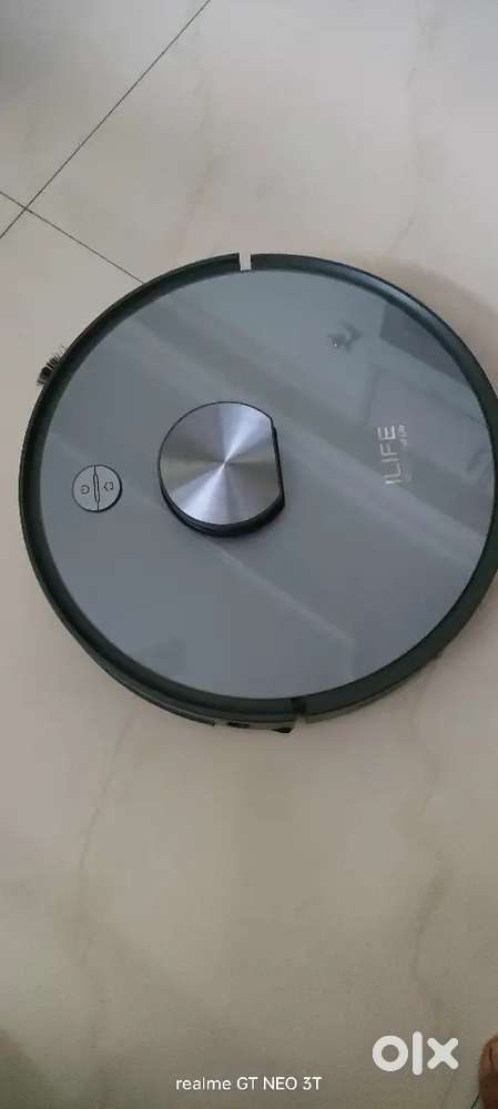 Robot vaccum cleaner and mop