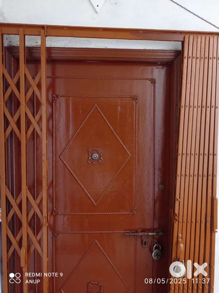 Urgent sell.2Bhk flat, south east corner 3rd floor Baguiati joramandir
