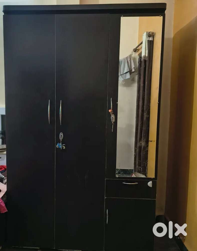 Sell 3 door wardrobe with good condition