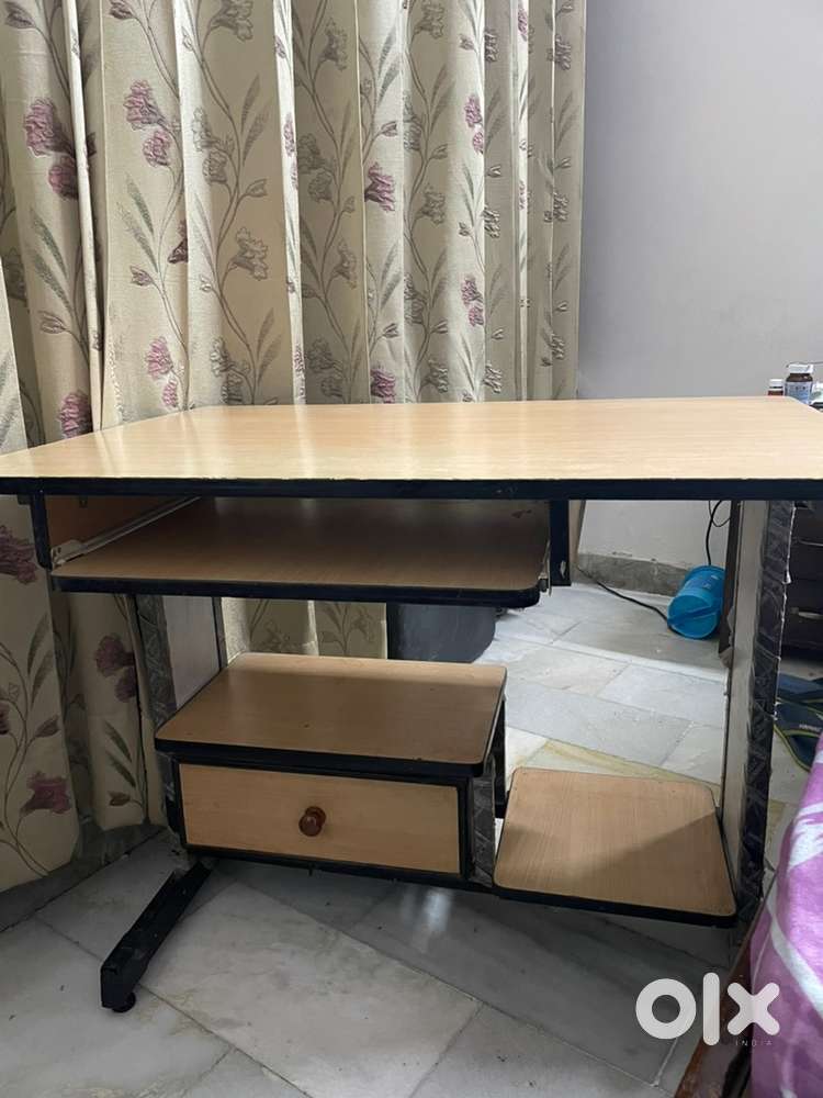 Computer table