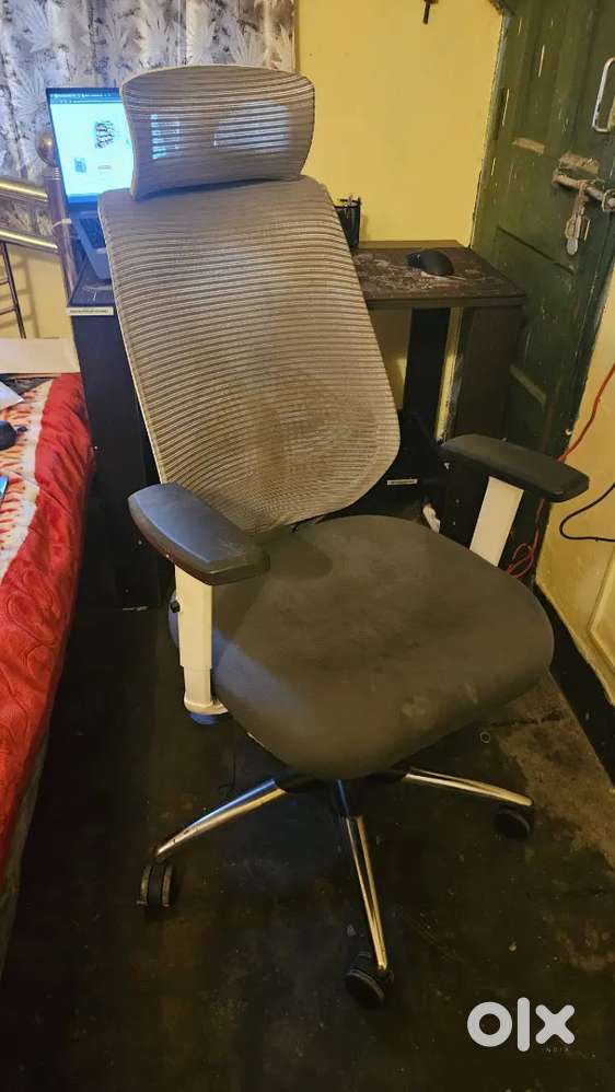 White computer chair for sake