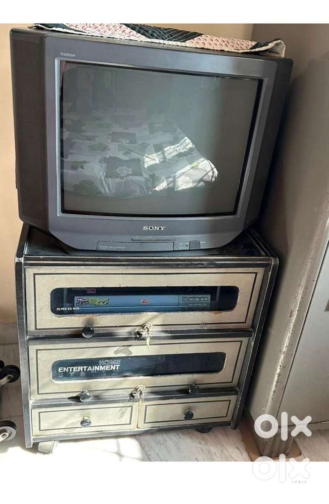 21 inch coloured Sony TV with stand