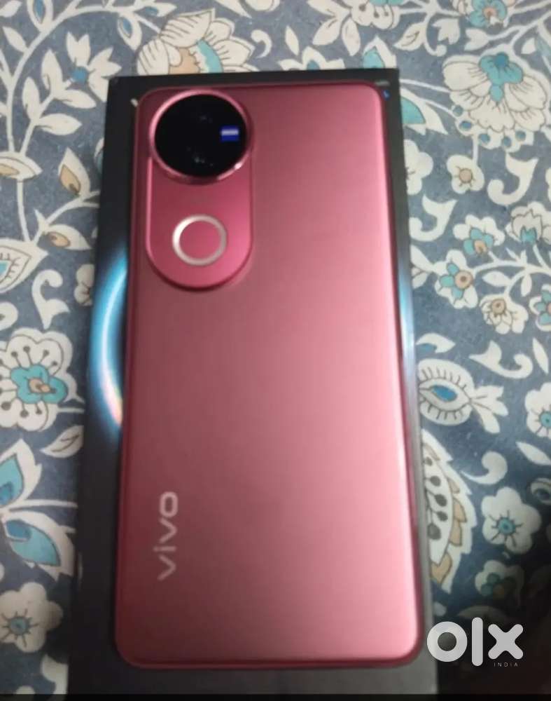 Vivo v 50 storej 8/128 bs 6mahine purana h new condition eak dm