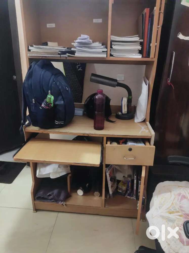 Computer Table with space