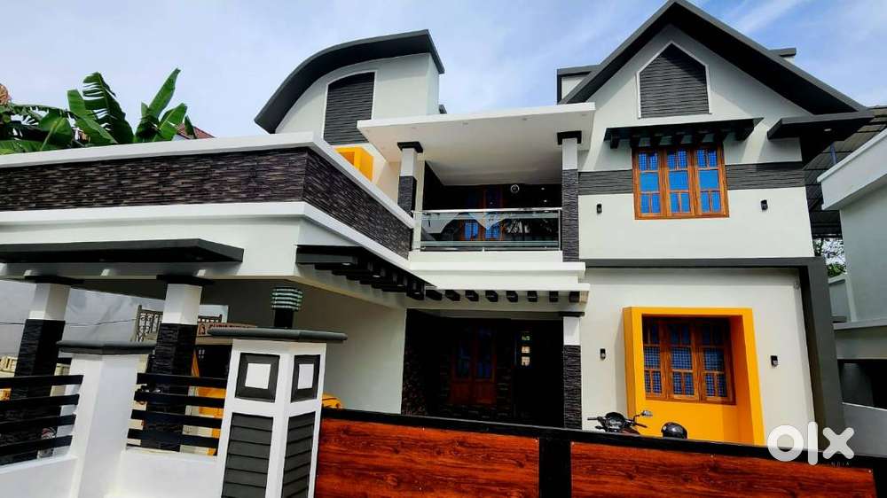 HOUSE FOR SALE @ KUMBANAD