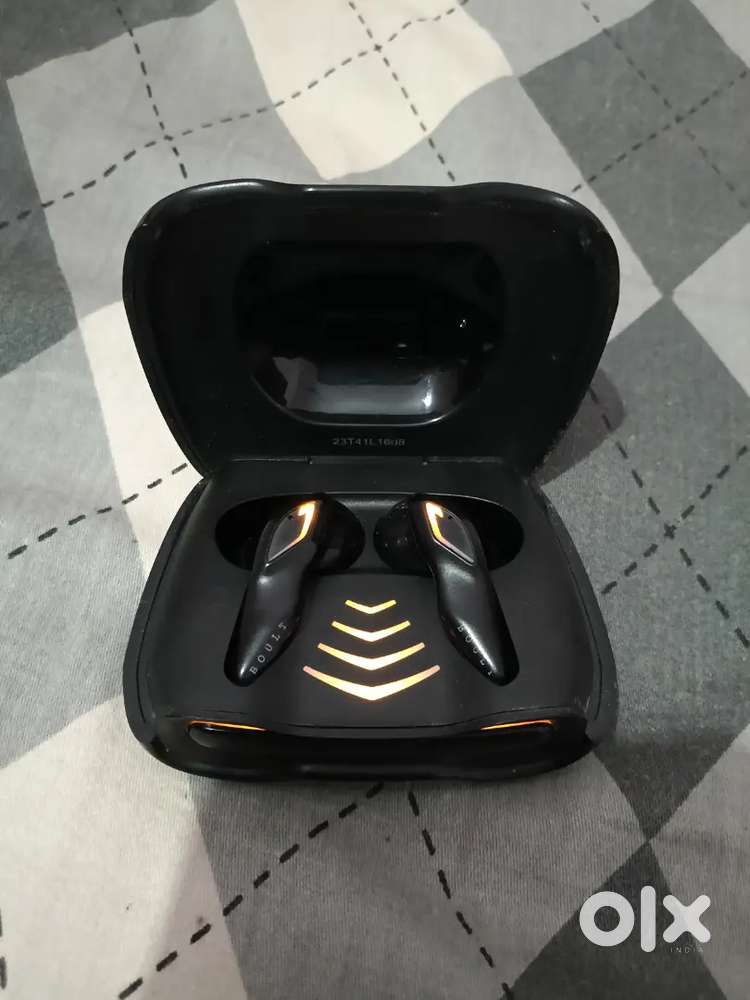 Goboult bluetooth 48th hour play time, condition ok battery backup ok