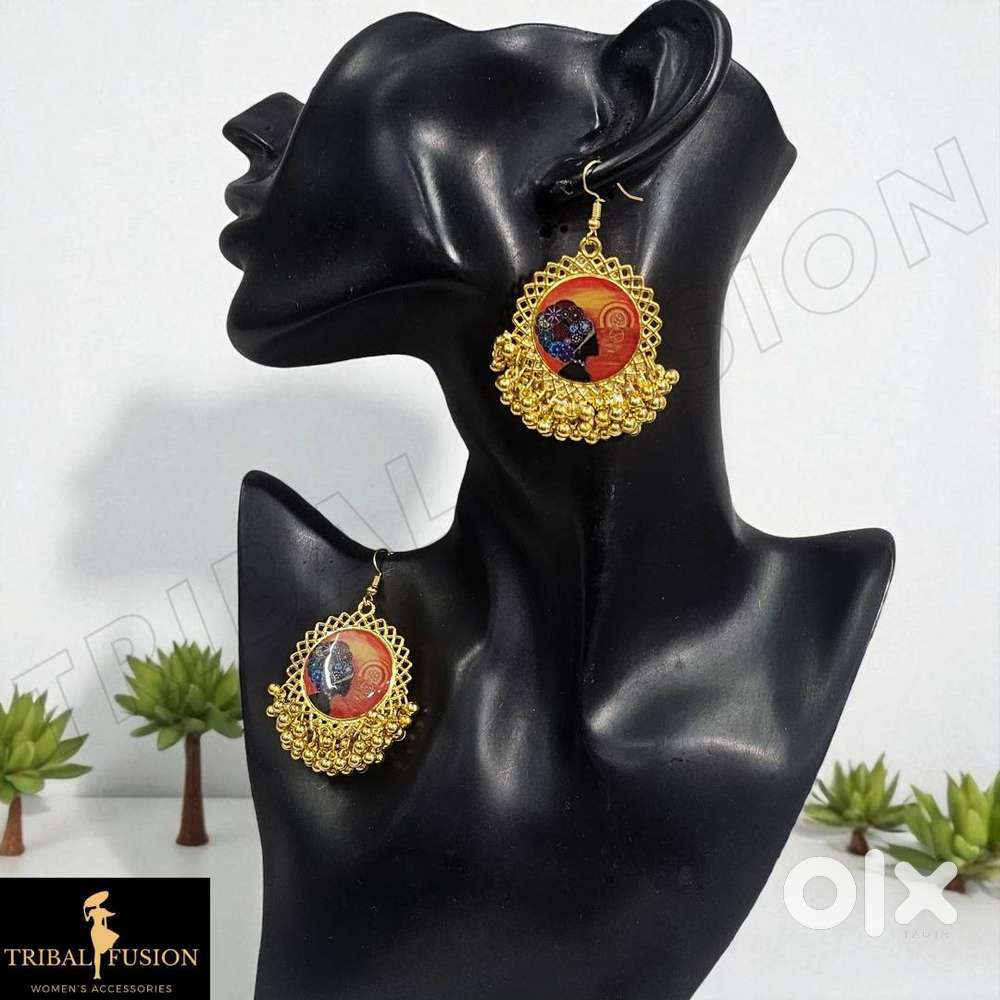 Female Helper for Artificial jewelry manufacturing
