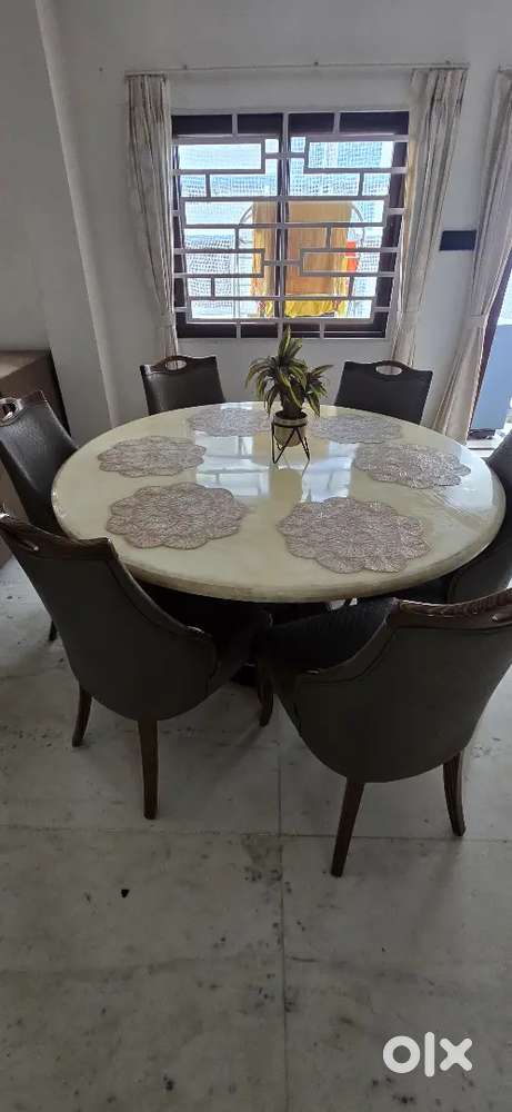Dinning table 6 seater pure onyx.