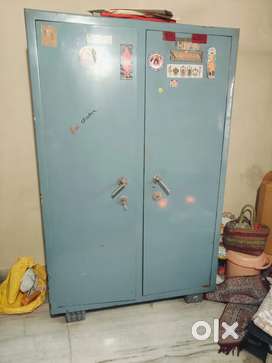 Godrez iron storage rack double doors with individual lockers