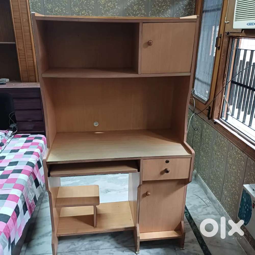 Computer Table with book shelf in excellent condition