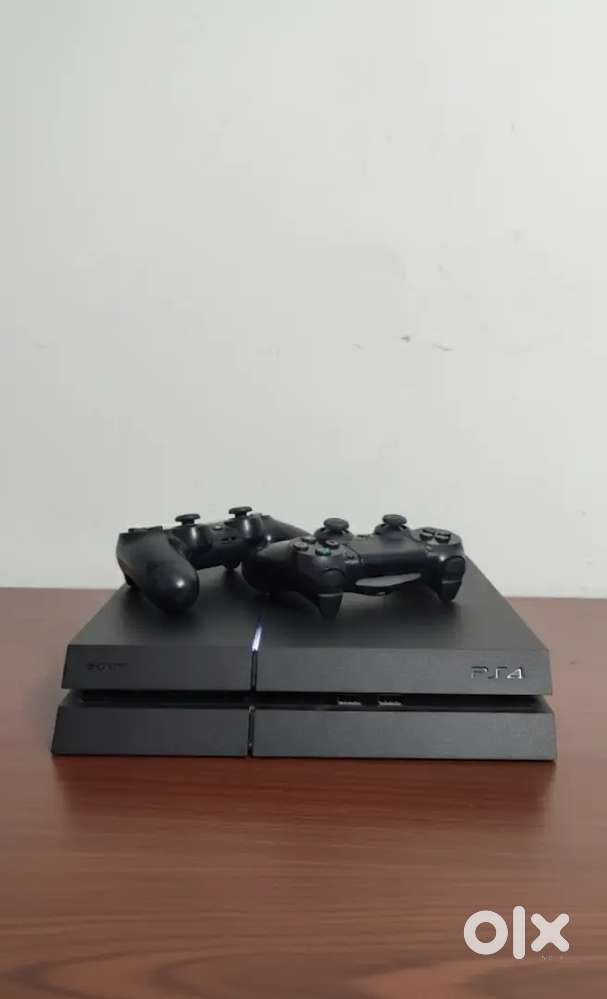 Ps4+2 controllers+5games