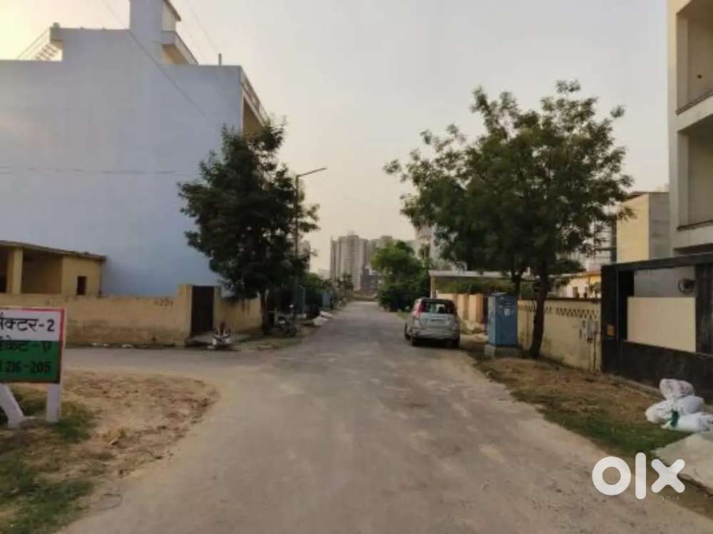 Independent low rise Gated society plots available for sale in noida e
