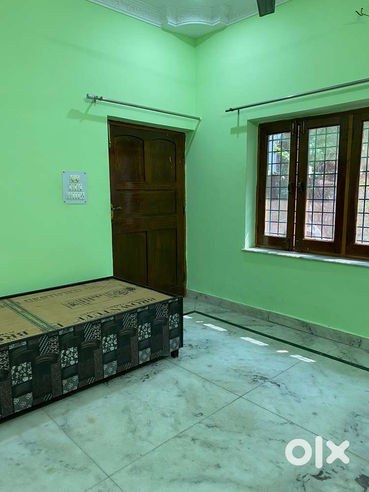 2 girls needed (single room available)