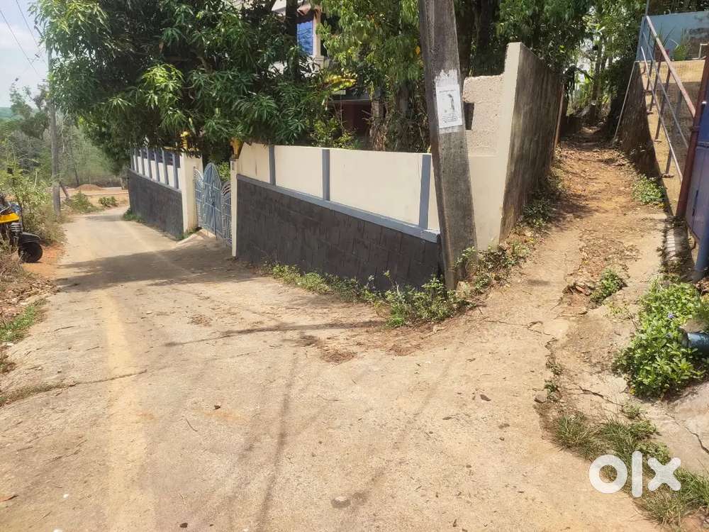 Kilimanoor police station back side 8cent old  2bhk house for