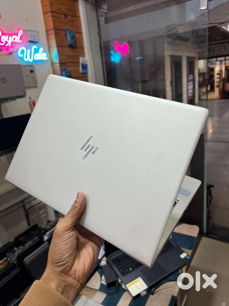 Hp Elitebook i5 Laptop 8/256 win 11 // new Condition with bill bag