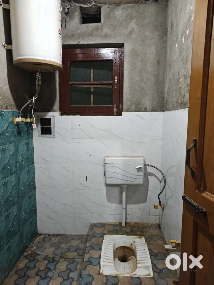 Separate kitchen, separate washroom for the set, one room