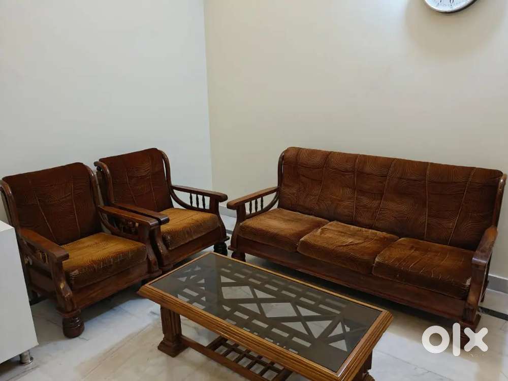 5 Seater sofa with table for sale in Amravati enclave Panchkula