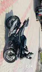 Yamaha r15 v2 in black colour excellent