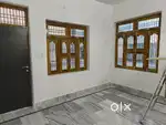 2bhk flat बनारस जंक्शन से 3 किलोमीटर के आसपास flat  खली hai