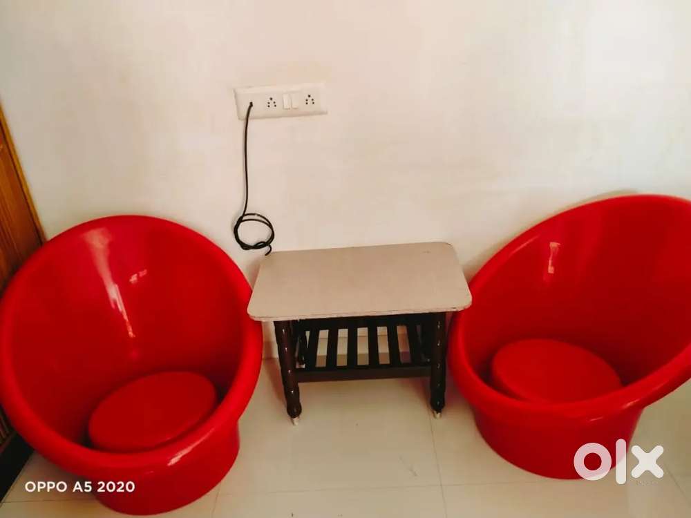 2 chair and 2 cooker