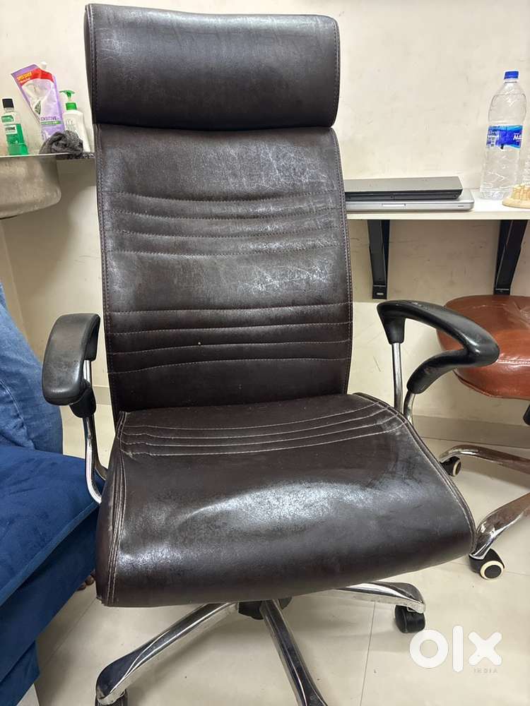 FULL OFFICE SETUP-2 BOSS CHAIR 1 TABLE 1 SOFA