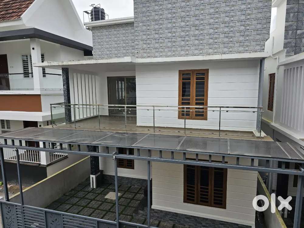 POSH HOUSE FOR SALE IN VENNALA PALARIVATTOM.