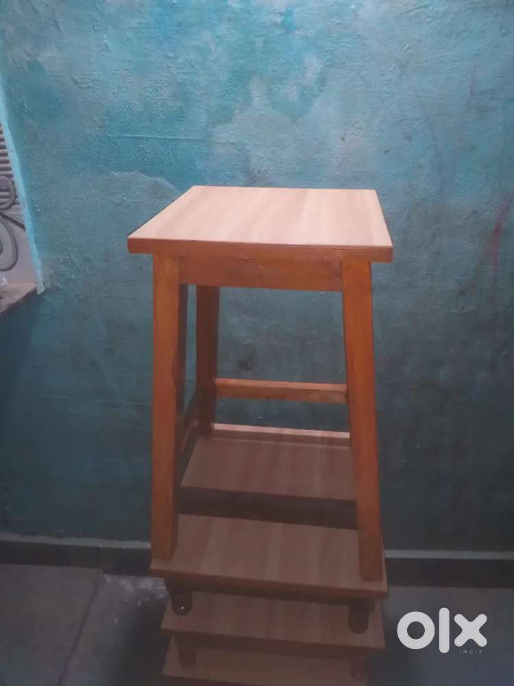 Stool hight 21 inch Lakadi saaf ki silai machine ka Store