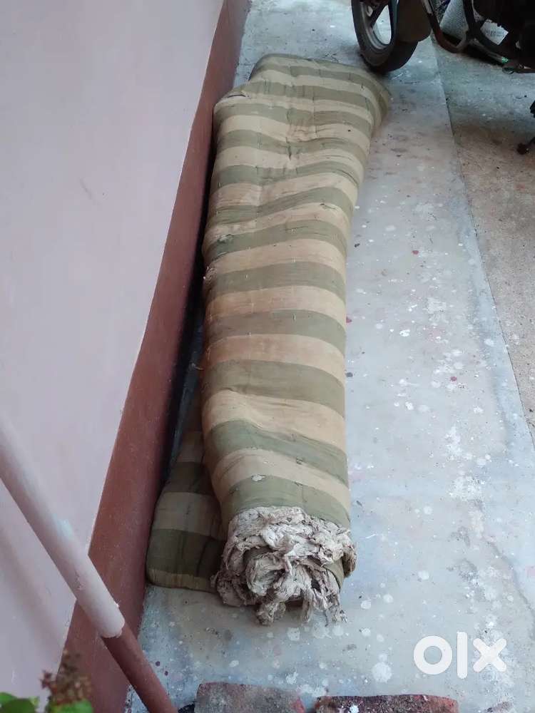 তোশক. একটু পুরানো,