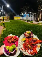 We needed Indian,Tandoori ,Chinese suthi indian chiefs immediately