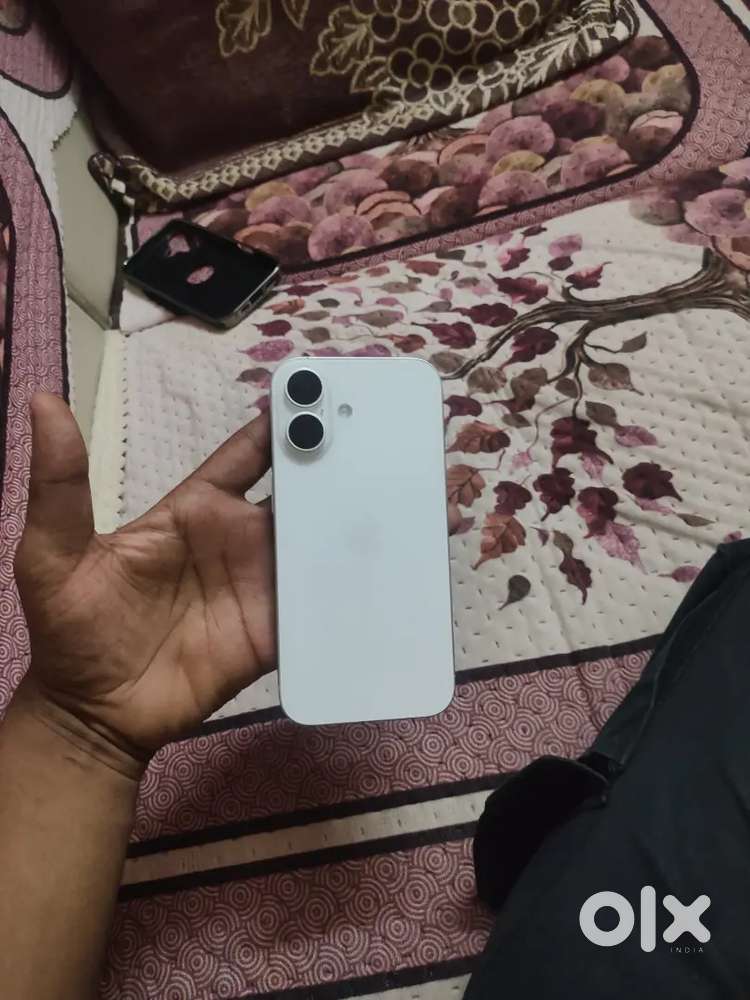 iPhone 16 white (urgent sell) sirf 21 sep Tak
