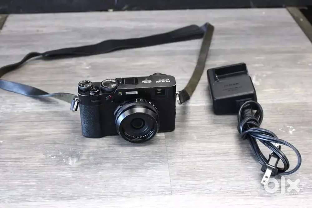 FUJIFILM X100V 26.1MP Compact Camera - Black with 23mm ASPHERICAL Lens