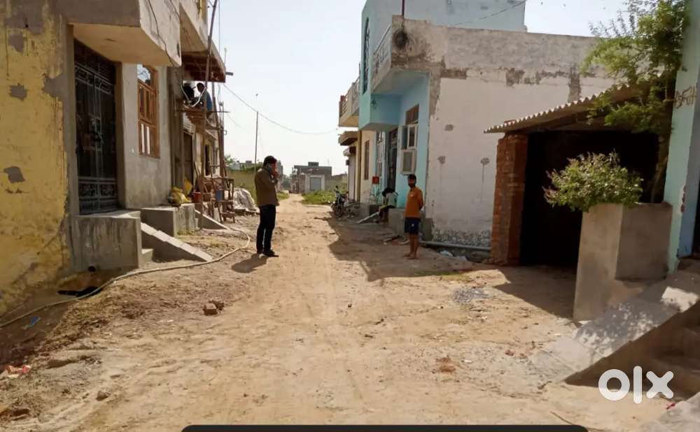 घनी आबादी के बीचों बीच प्लॉट खरीदे और तुरंत घर बना कर रहे