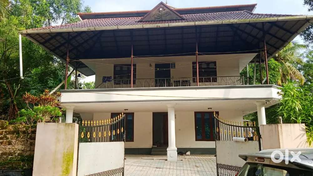 Ground floor of luxurious 2 storied house available for rent