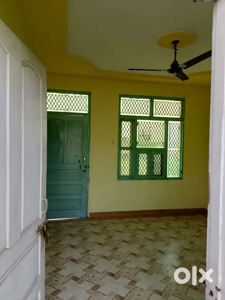 1 room set available for rent