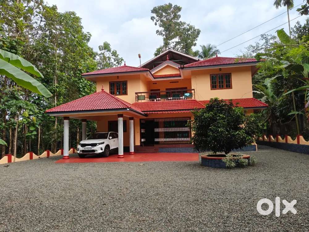 60 cent plot with  well maintained house,maramon, Rs 2.25 crores.