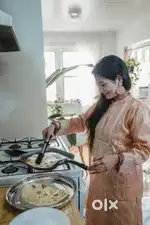 घर में 2 लोगो का खाना बनाने महिला की जरूरत है, रहना खाना भी घर पर ही