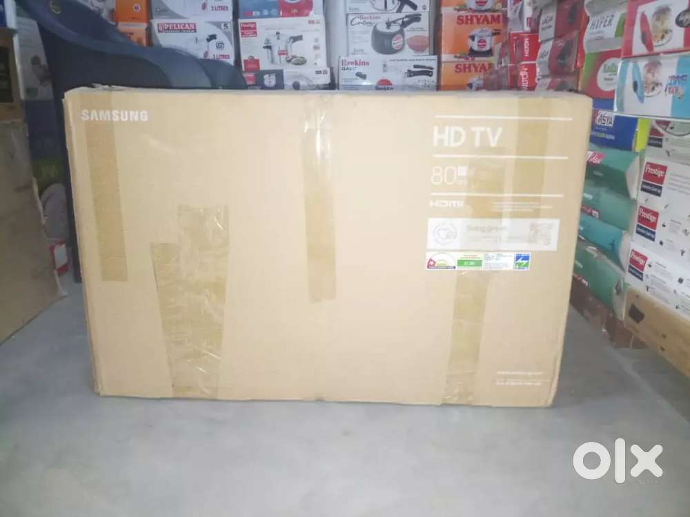 32 inches  SAMSUNG SMART LED TV. SHOWROOM CONDITION LIKE NEW.