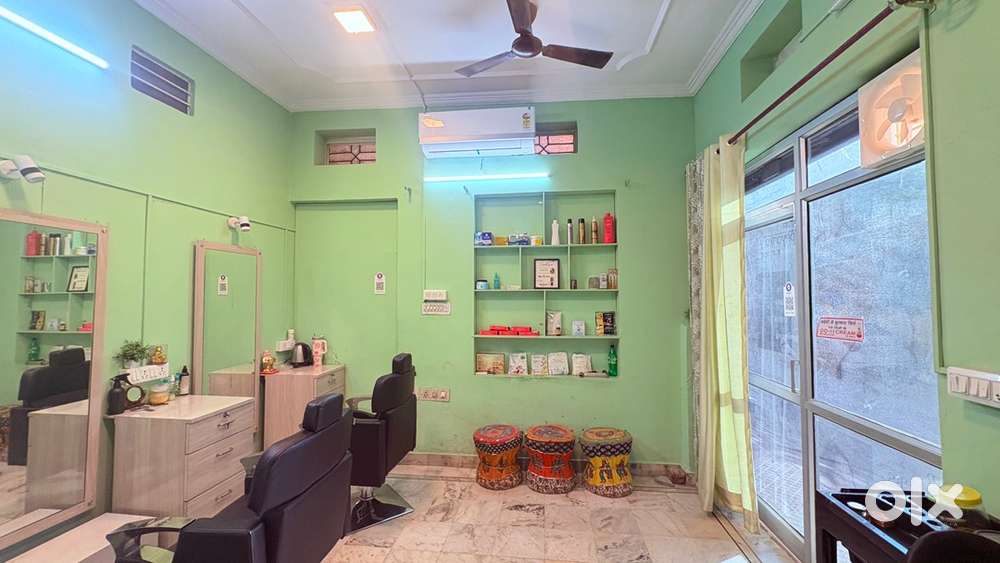 Furnished salon for ladies