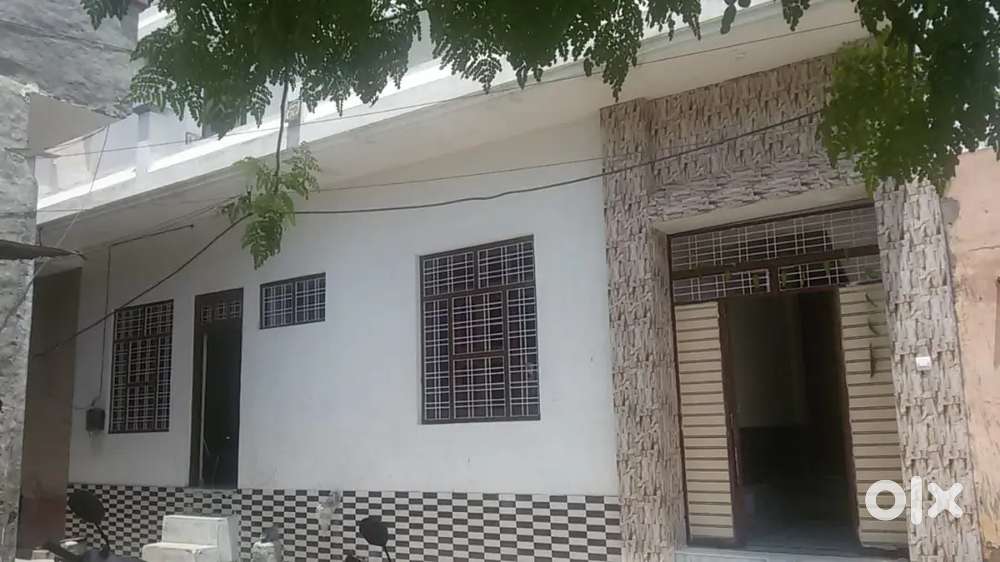 Newly built, 100 gaj, 3 room set ground floor+2( 1st floor) for sale