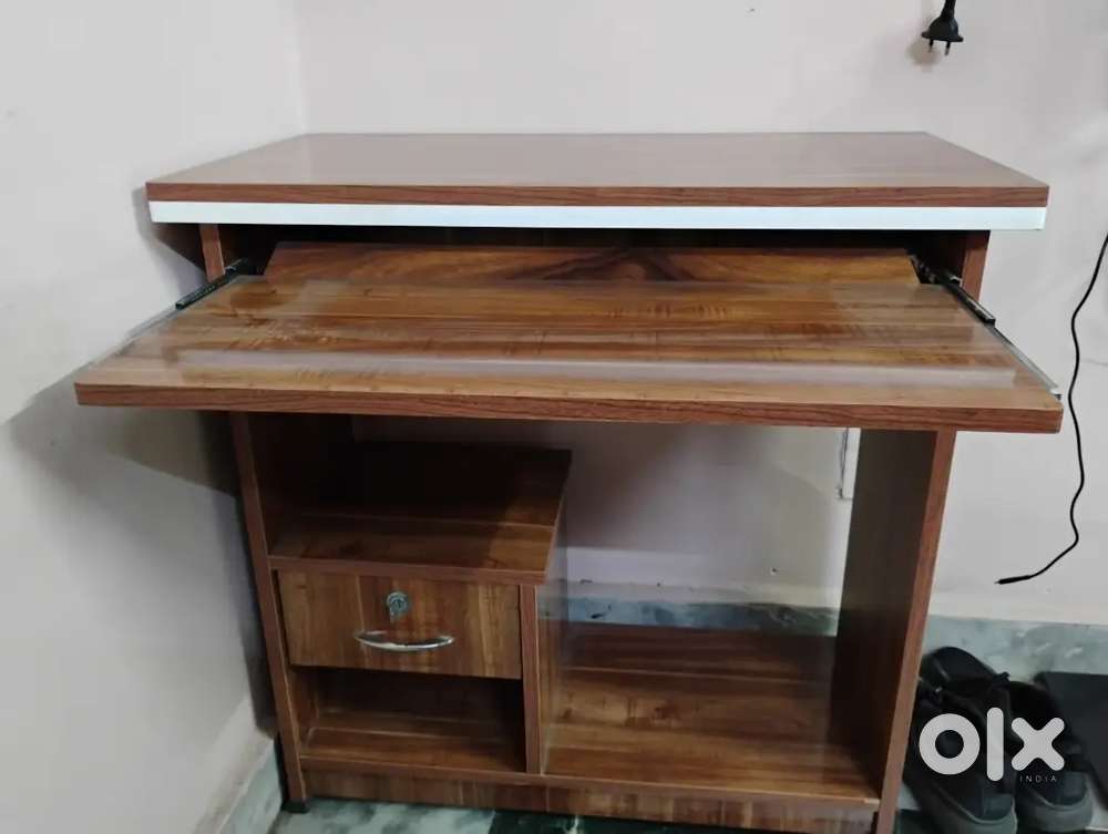 COMPUTER/STUDY TABLE